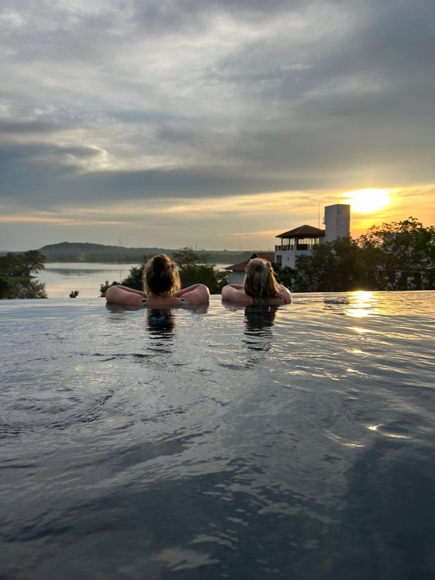 Sundown Lake Hotel & Spa Habarana Luaran gambar