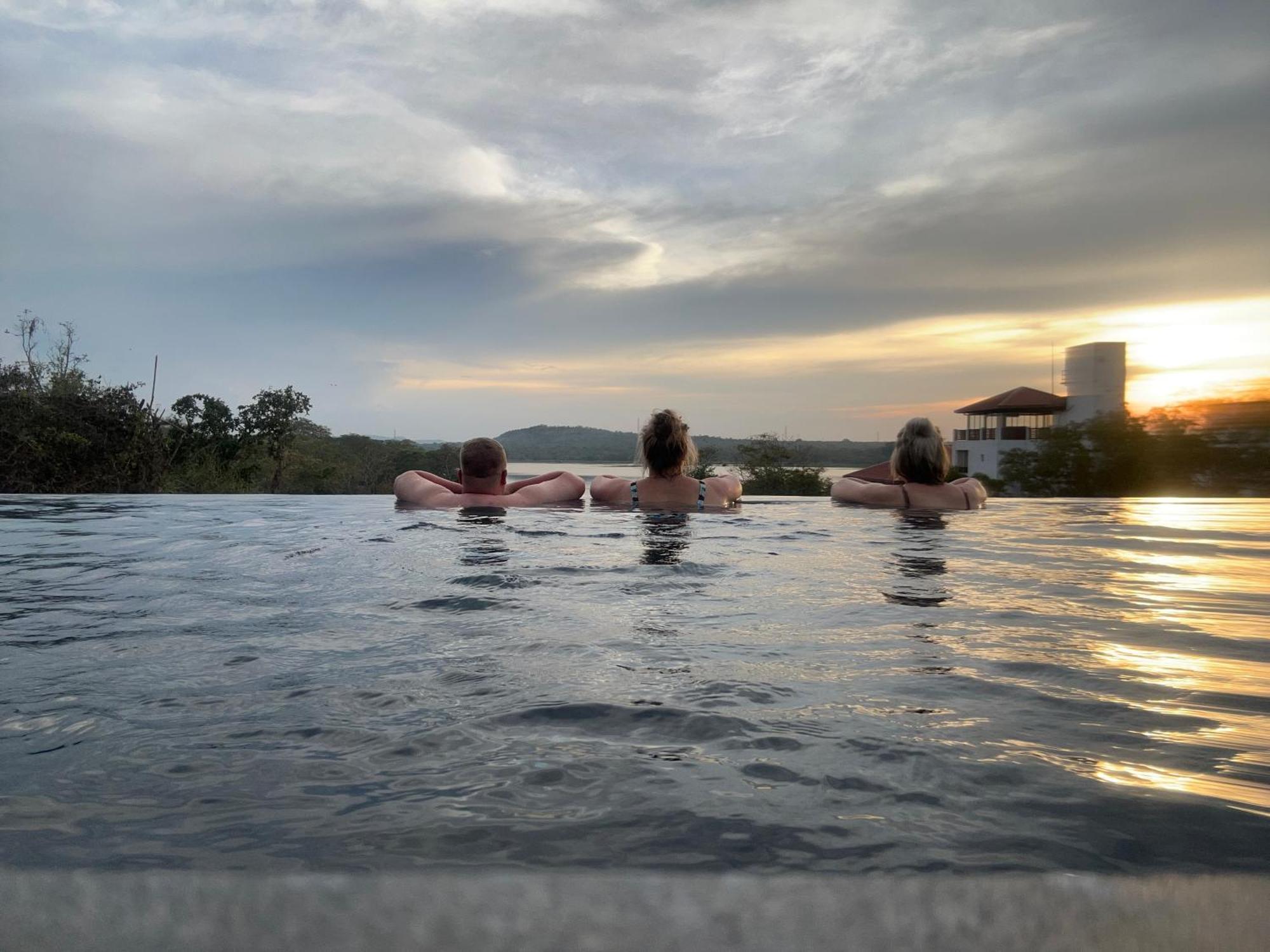 Sundown Lake Hotel & Spa Habarana Luaran gambar