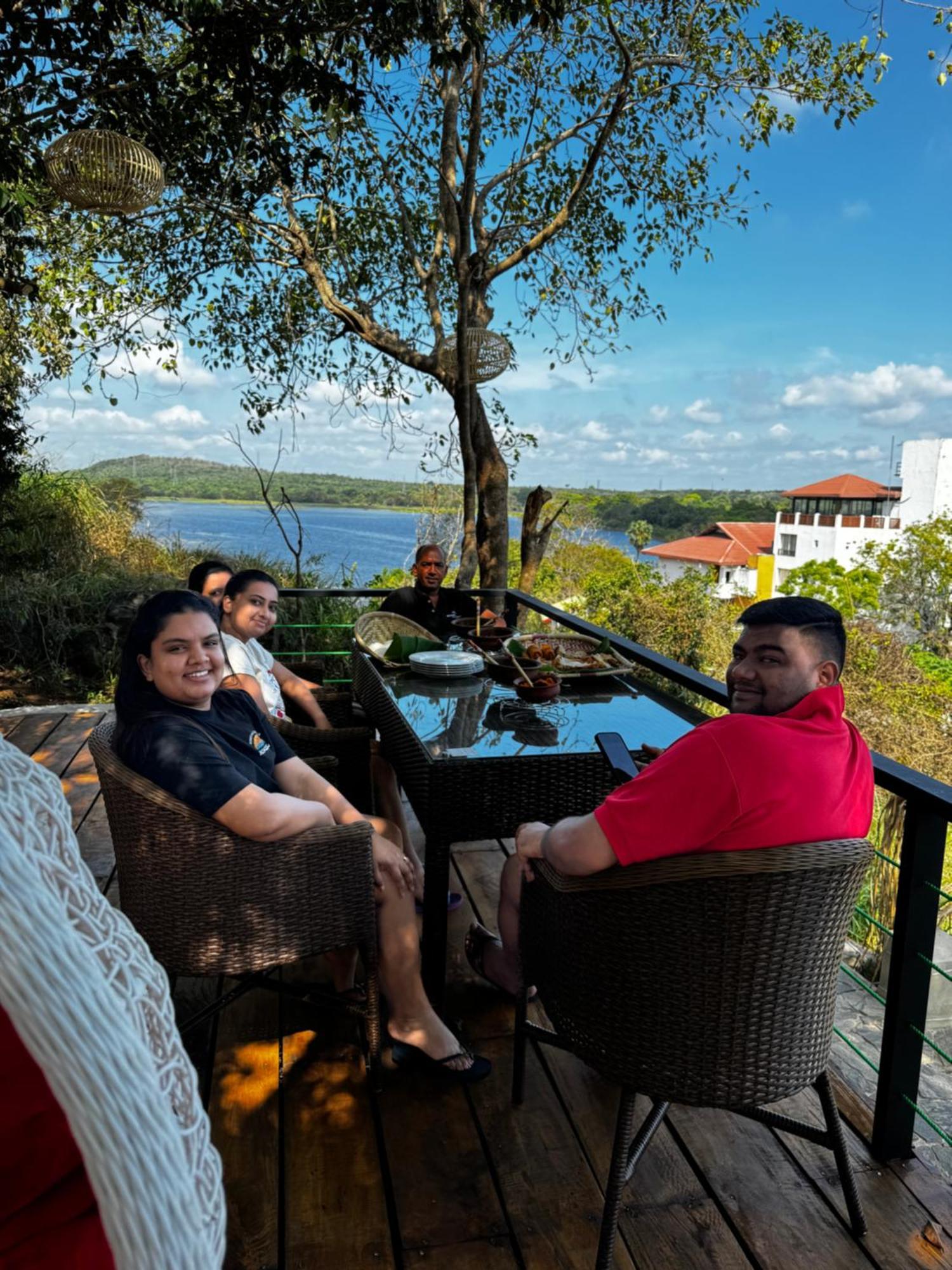 Sundown Lake Hotel & Spa Habarana Luaran gambar