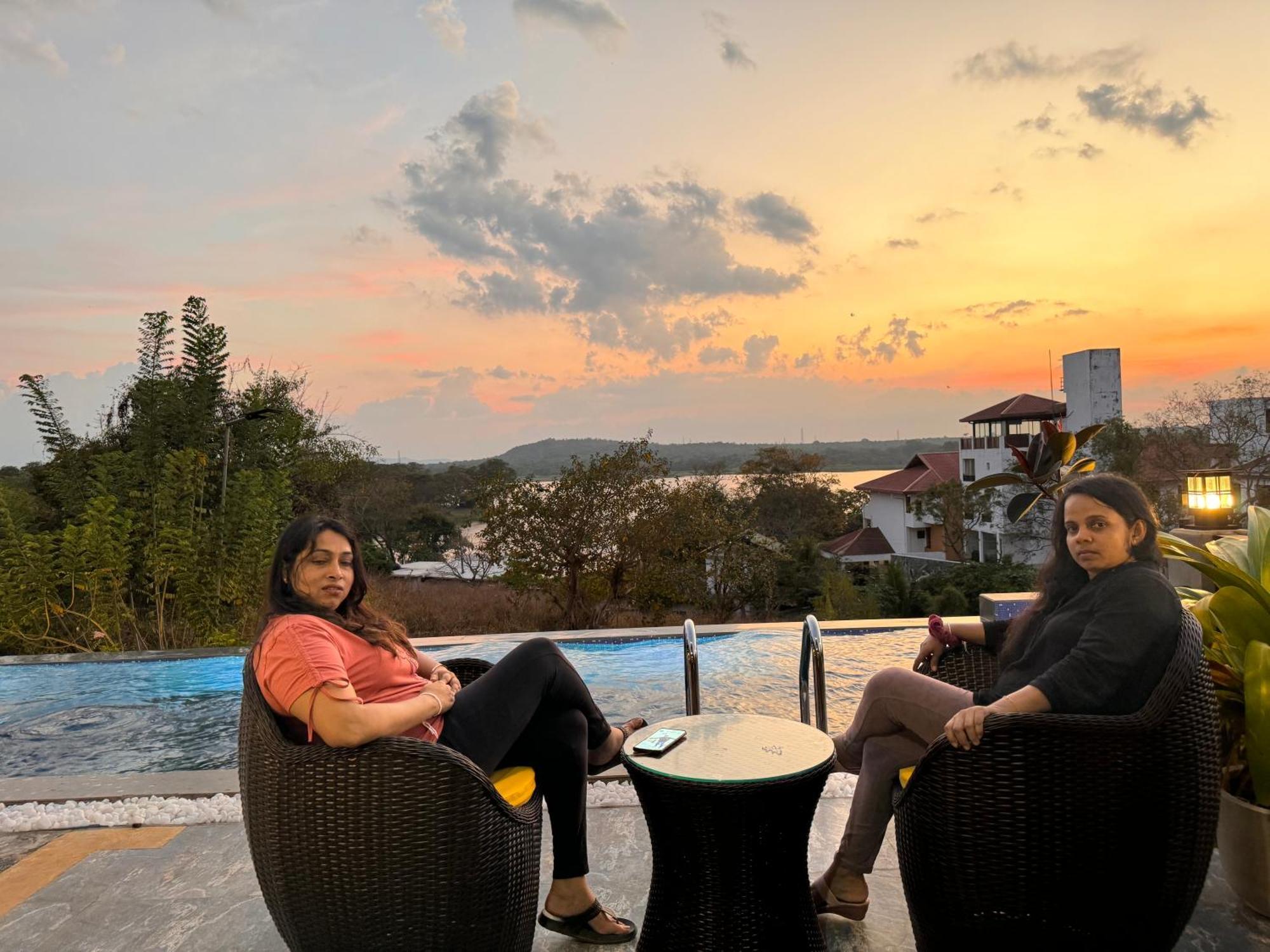 Sundown Lake Hotel & Spa Habarana Luaran gambar